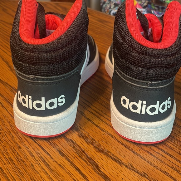 Adidas hoop, 2.0 med for kids, size 1.5, preowned, worn twice. - Picture 4 of 9